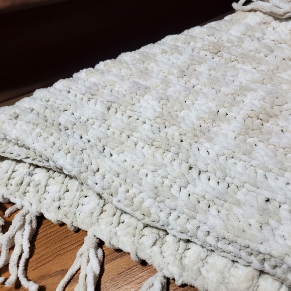 50x46 Beige and White Blanket with Fringes - Picture 4 of 4